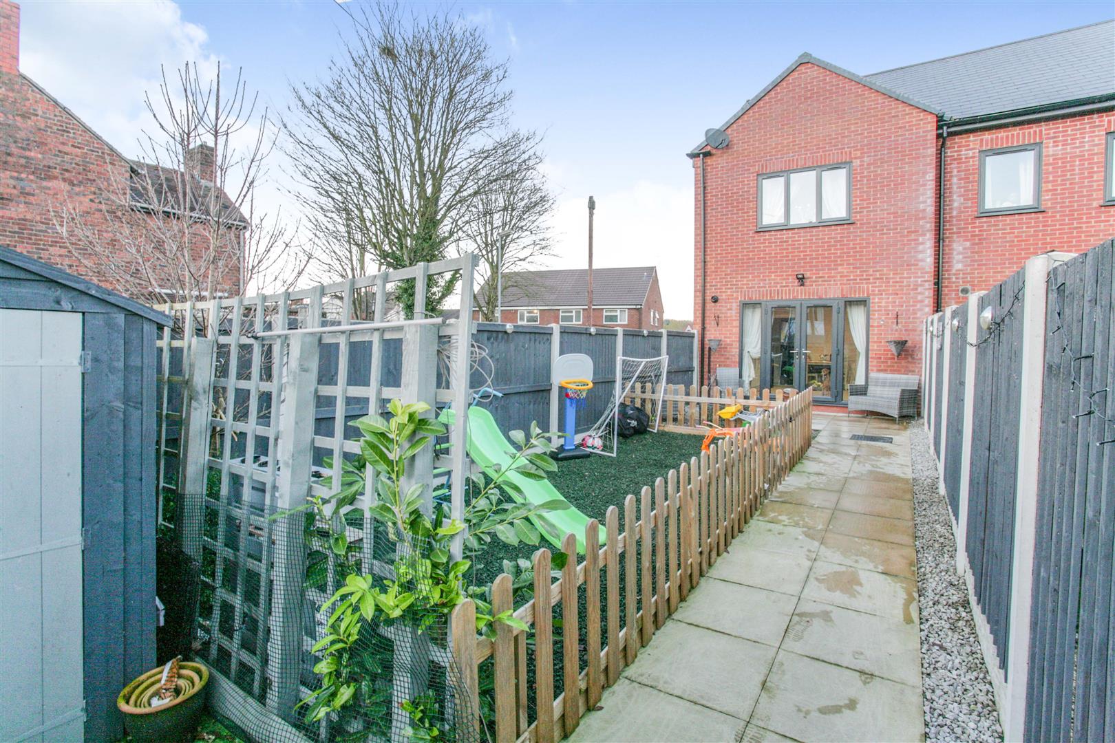 ENCLOSED REAR GARDEN